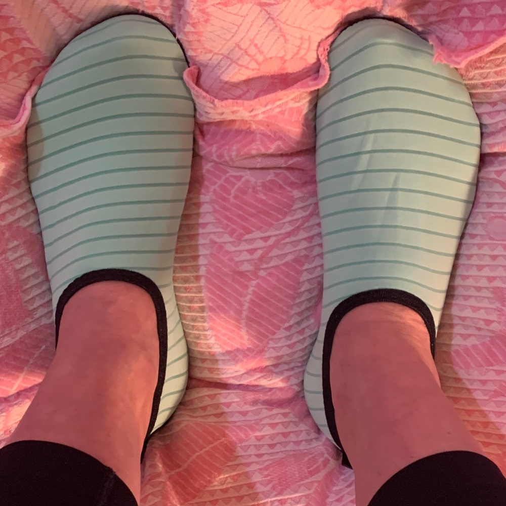 (L) NEW! SLIPPERS OR WATER SANDALS! WITH GRIP!